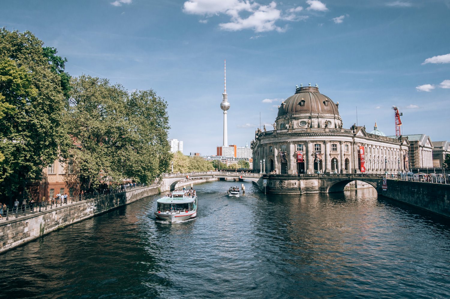 Museumsinsel Berlin mit Bode-Museum an der Spree